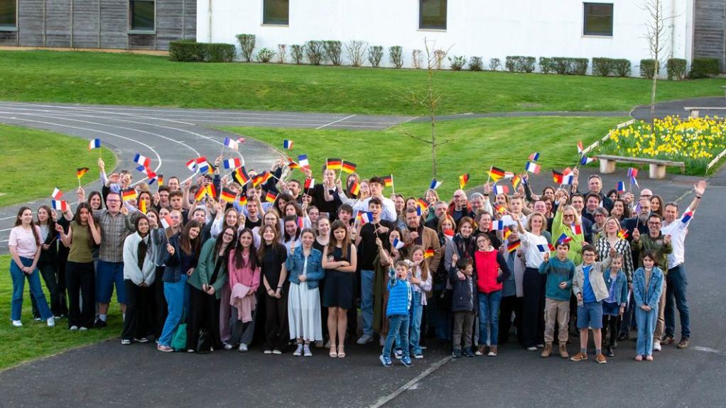 Eine große Gruppe von deutschen und französischen Schülerinnen und Schülern