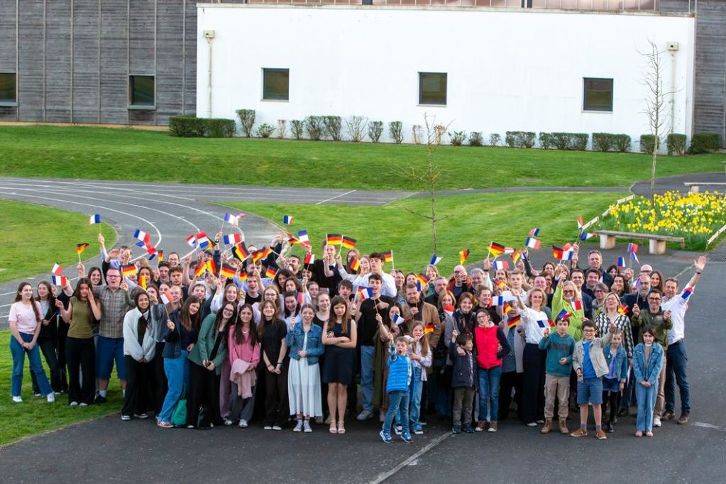 Eine große Gruppe von deutschen und französischen Schülerinnen und Schülern