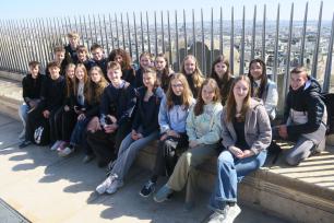 Eine Gruppe von Schülerinnen und Schülern an einem Aussichtspunkt in Paris