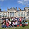 HAG-Schüler posieren vor dem Berliner Reichstagsgebäude
