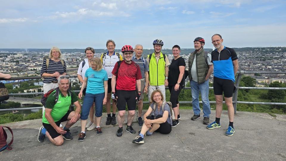 Eine Gruppe von Farradfahrern steht vor einem Aussichtspunkt in Rouen