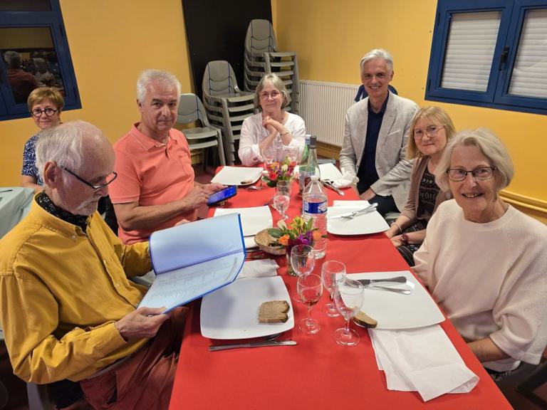 Eine Gruppe sitzt zum Essen an einem Tisch