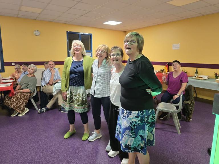 Vier Frauen singen gemeinsam Karaoke