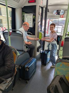 Eine Frau beim Abstempeln der Fahrkarten im Bus