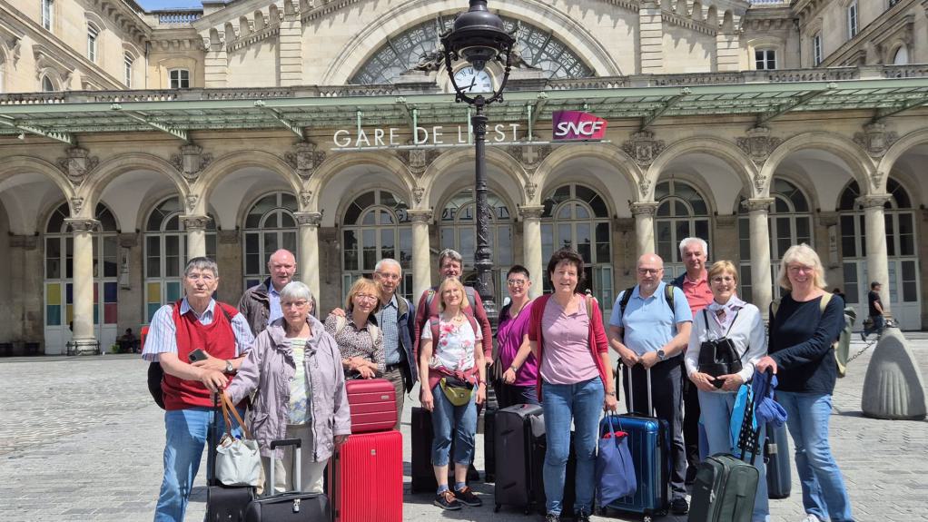 Eine Gruppe von Reisenden vor dem Gare de l'Est in Paris