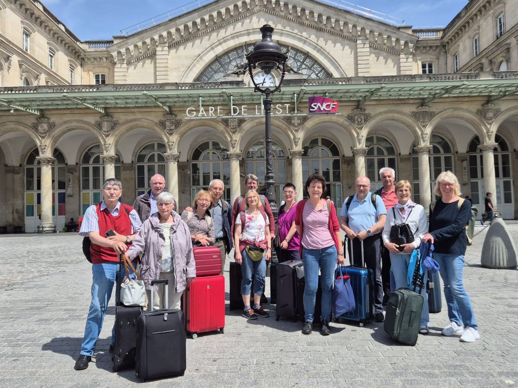 Eine Gruppe von Reisenden vor dem Gare de l'Est in Paris