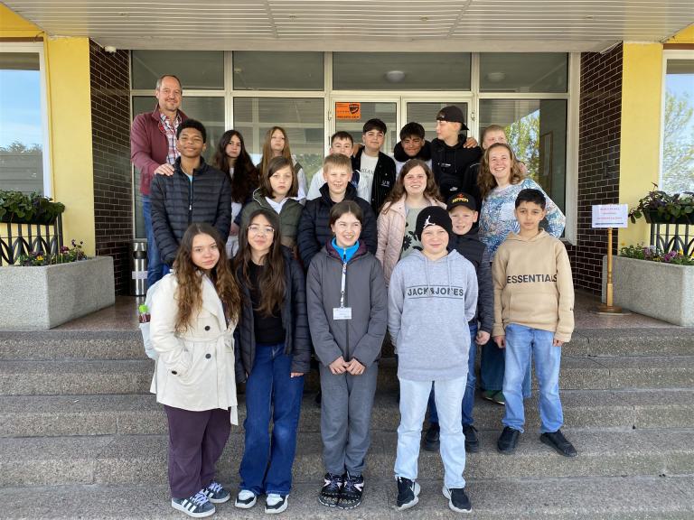 Ein Gruppenbild der Schülerinnen und Schüler und den begleitenden Lehrern aus Barsinghausen auf einer Treppe 
