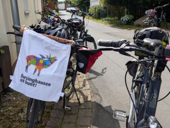 Fahrräder der Mitfahrenden mit einer Tasche von Barsinghausen ist bunt geschmückt