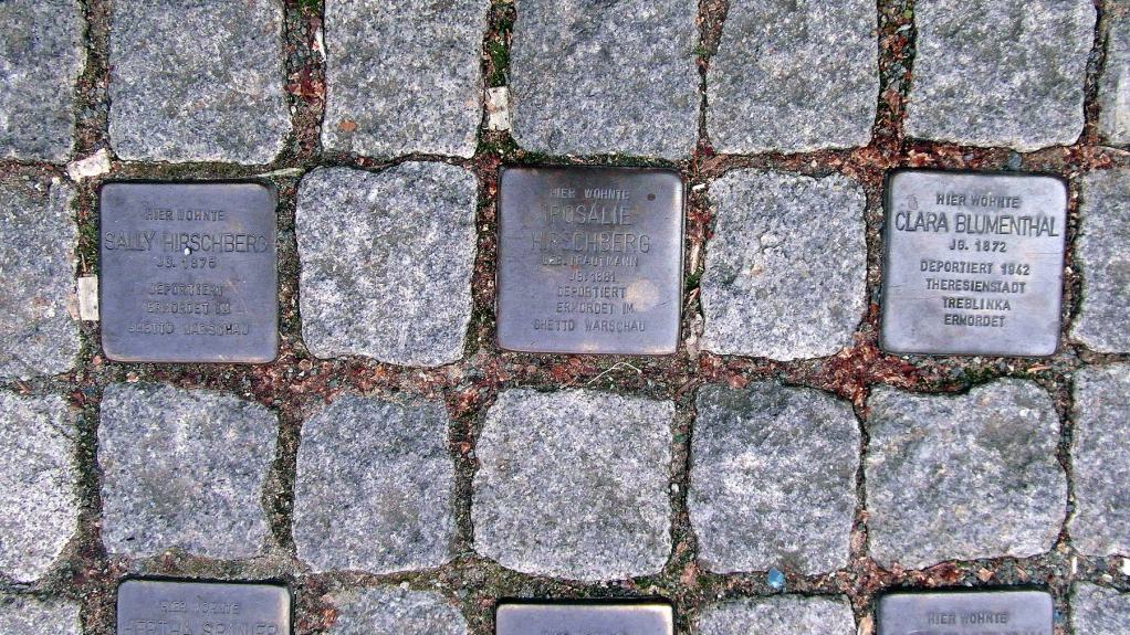 Foto von Stolpersteinen, die im Stadtgebiet Barsinghausen in der Straße verlegt sind