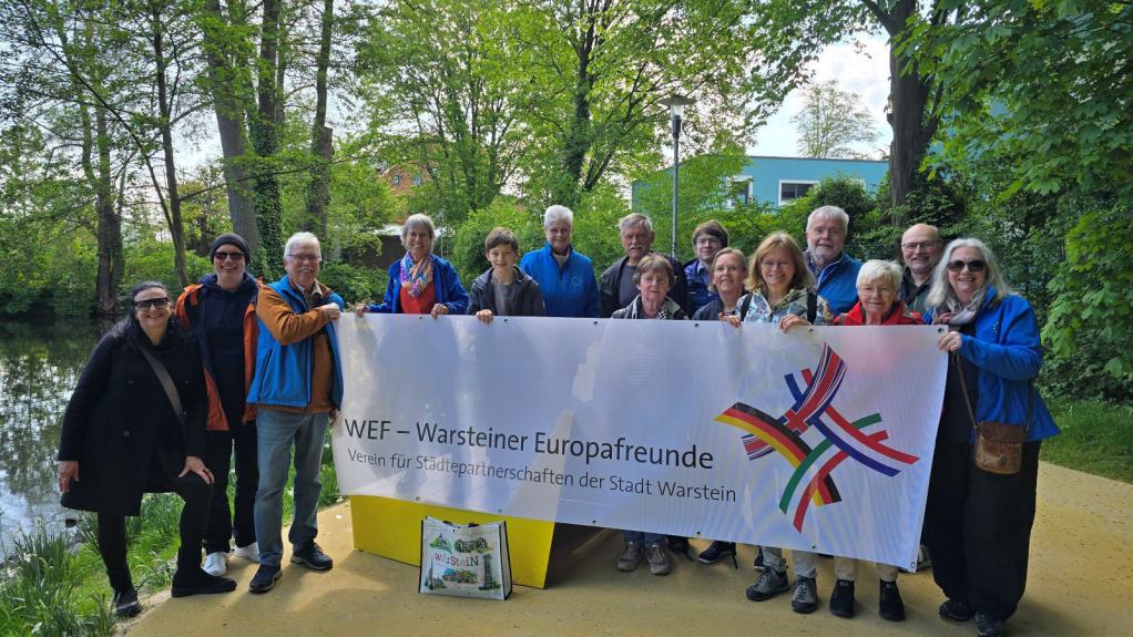Gruppenfoto am Ziegenteich. Die Gäste halten ein Transparent mit dem Vereinslogo