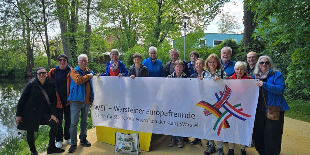 Gruppenfoto am Ziegenteich. Die Gäste halten ein Transparent mit dem Vereinslogo