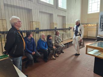 Die Gäste sitzen in der Schwarzkaue des Besucherbergwerks bei der Einführung in die Bergbaugeschichte Barsinghausens