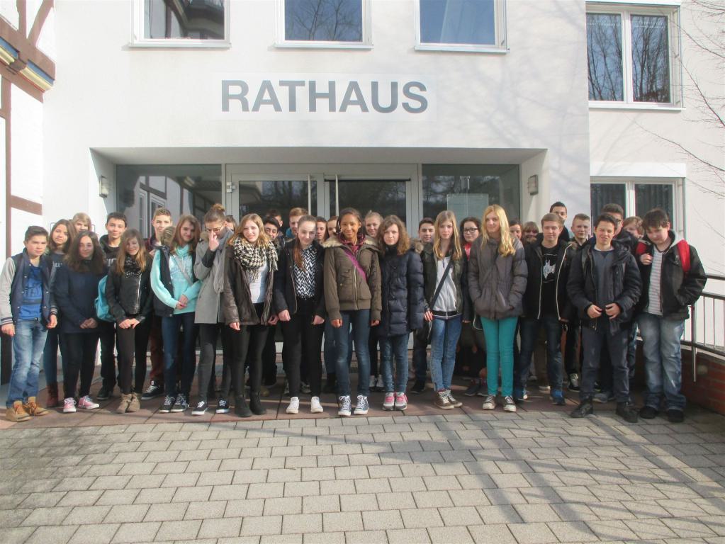 Eine Gruppe Jugendlicher posiert vor dem Rathaus Barsinghausen