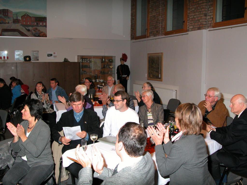 Teilnehmer des Tags der Städtepartner sitzen an den Tischen