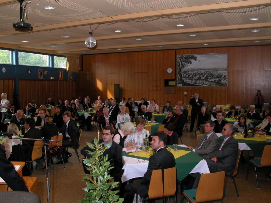 Teilnehmer und Gäste des Tags der Städtepartner sitzen an Tischen