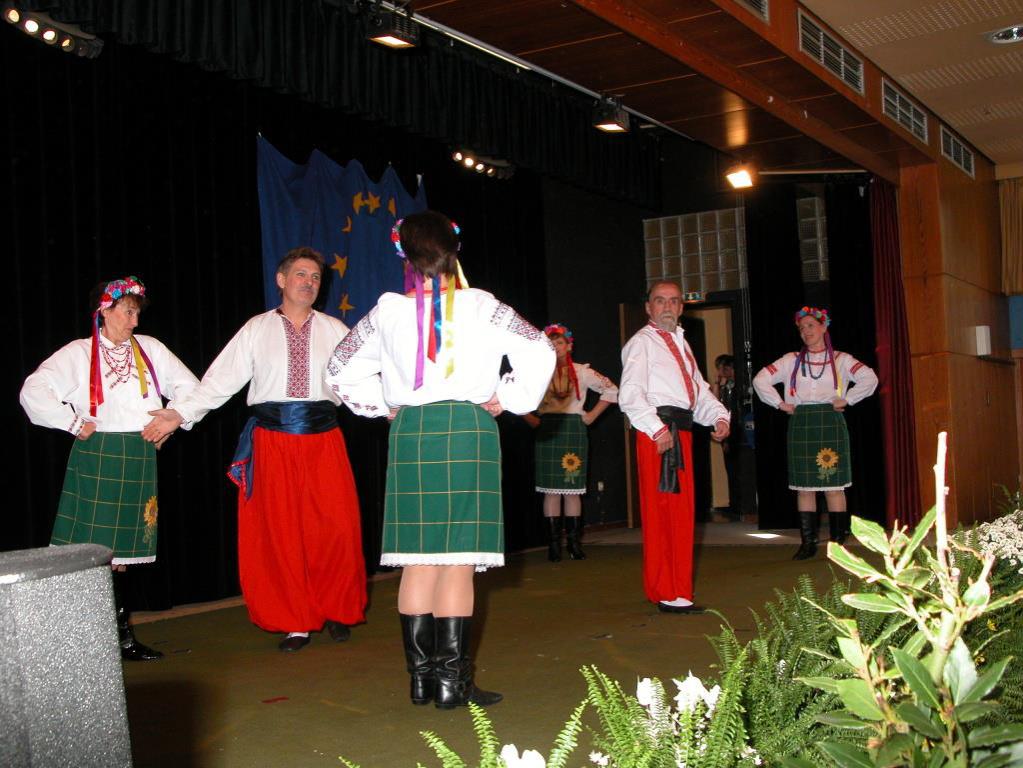 Tag der Städtepartner, eine Tanzgruppe aus Brzeg Dolny performt auf der Bühne