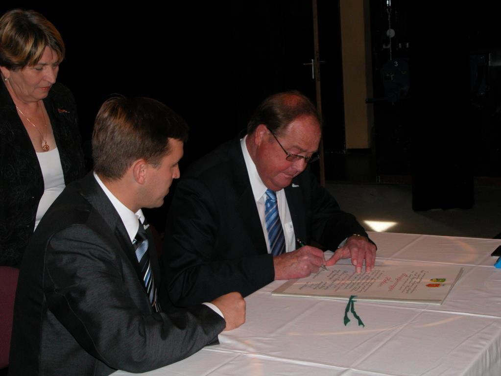 Tag der Städtepartner, der Bürgermeister Barsinghausens beim Unterschreiben der Partnerschaftsurkunde mit Kovel