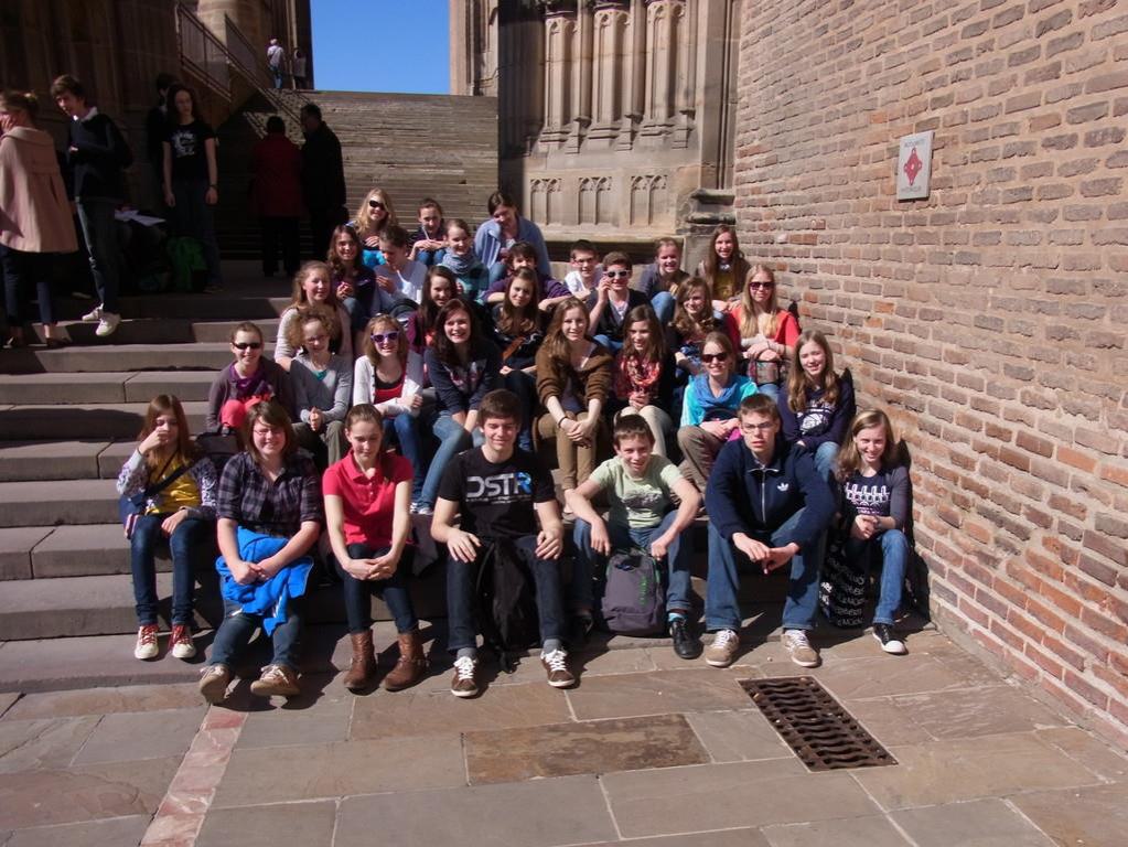 Die deutsche Gruppe vor dem Eingang von Sainte Cécile