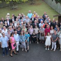 Ein Gruppenfoto aus der Vogelperspektive zeigt Teilnehmer*innen der Himmelfahrtsbegegnung 2019 in Mont-Saint-Aignan