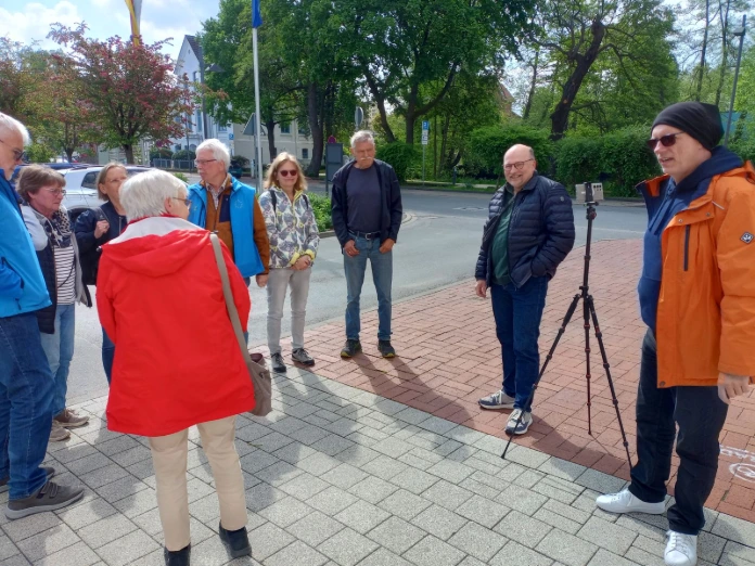 Die Besuchergruppe beim Treffen auf dem Parkplatz am Rathaus