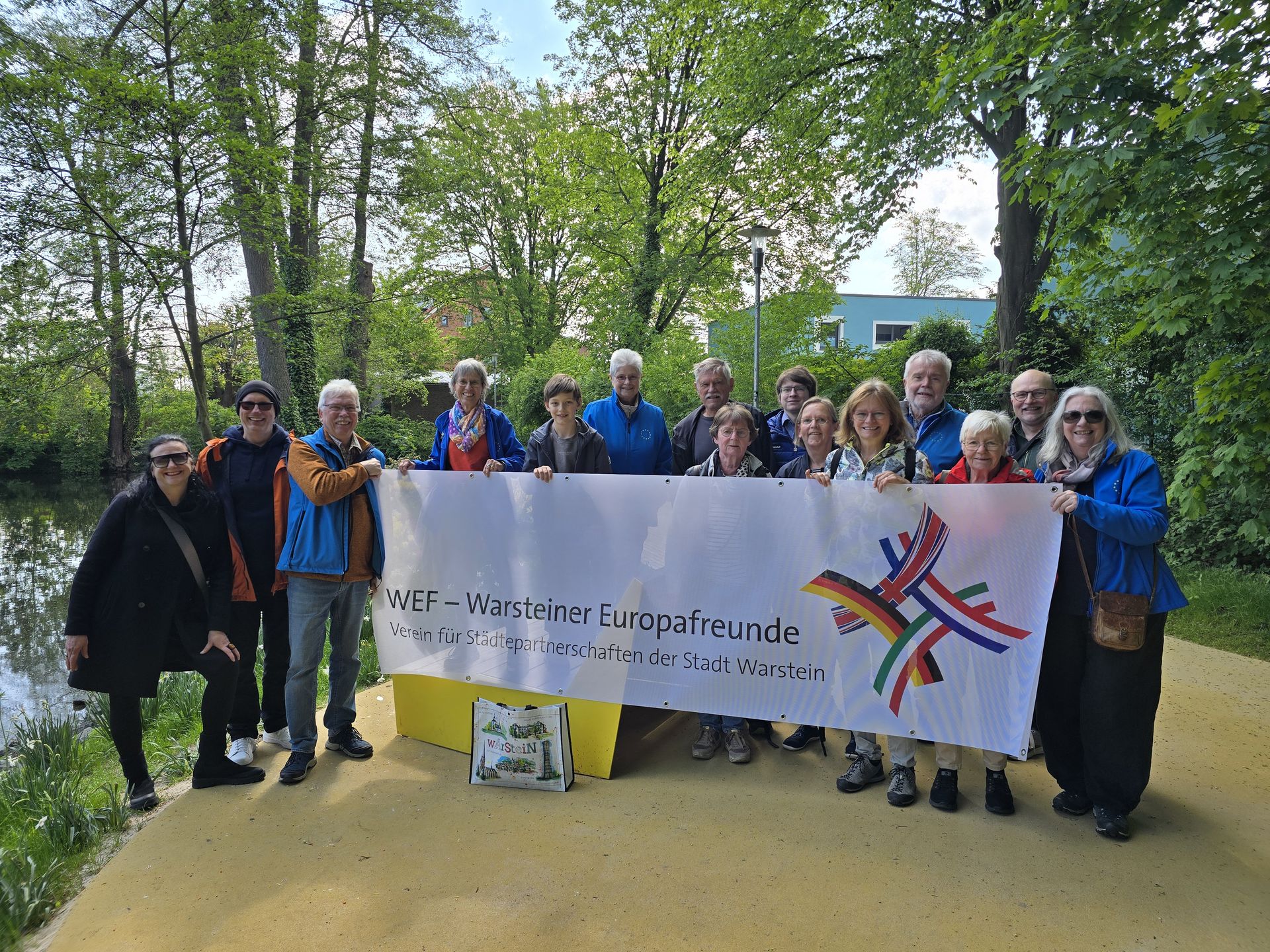 Die Besuchergruppe am Ziegenteich Barsinghausen mit einem Banner des Vereins