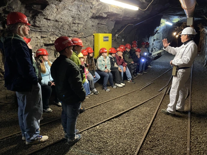 Im Klosterstollen bekommen die Jugendlichen eine Führung durch das Bergwerk