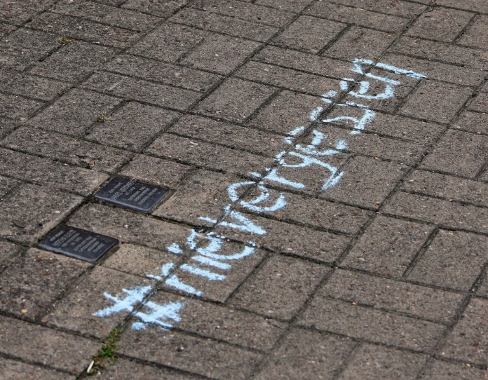 Zwei Stolpersteine und mit Kreide geschrieben #nievergessen