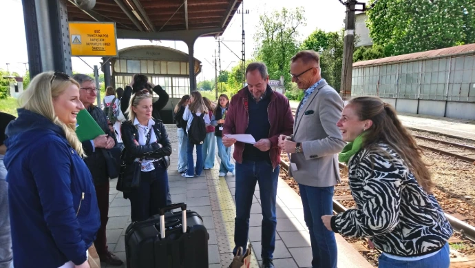 Verabschiedung am Bahnsteig in Anwesenheit von Bürgermeister Fura