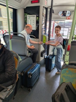 Im Bus werden Tickets gekauft