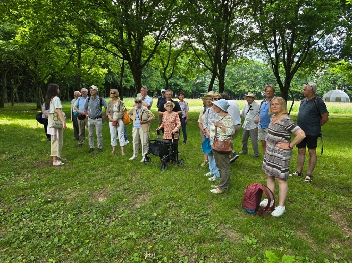 Die Gruppe bei der Führung durch den Skulpturenpark