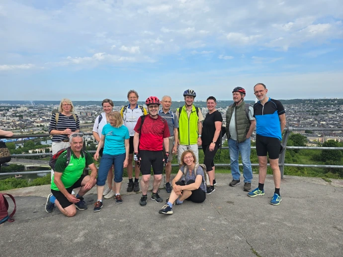 Die Teilnehmergruppe vor dem Panorama von Rouen