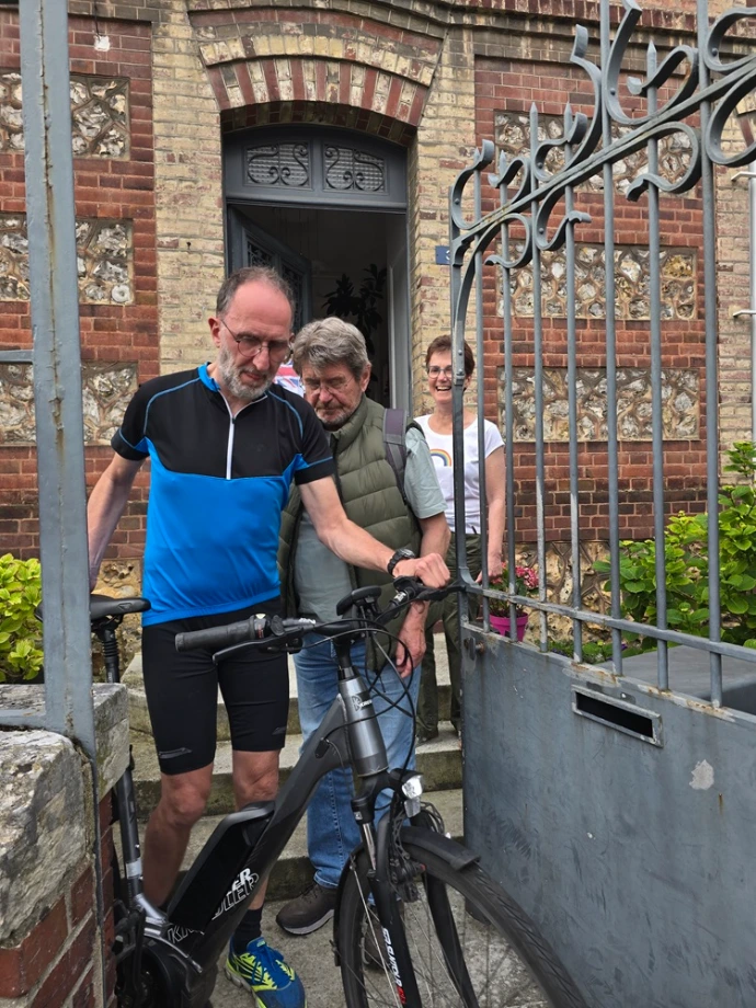 Zwei Männer und eine Frau  mit einem Fahrrad