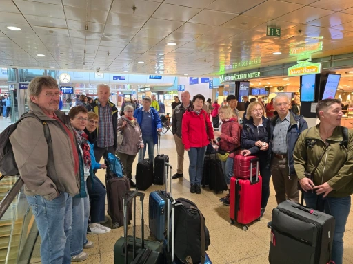 Die Reisegruppe mit Gepäck im Hauptbahnhof Hannover