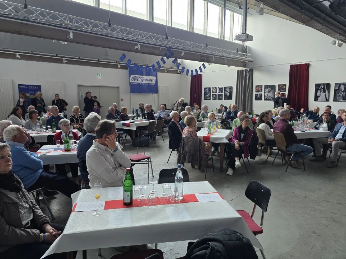 Besucher und Besucherinnen des Festaktes