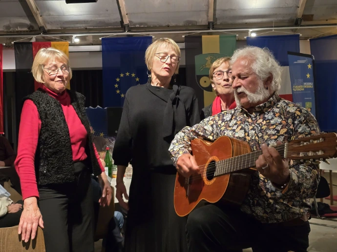 Gemeinsames Singen zu später Stunde