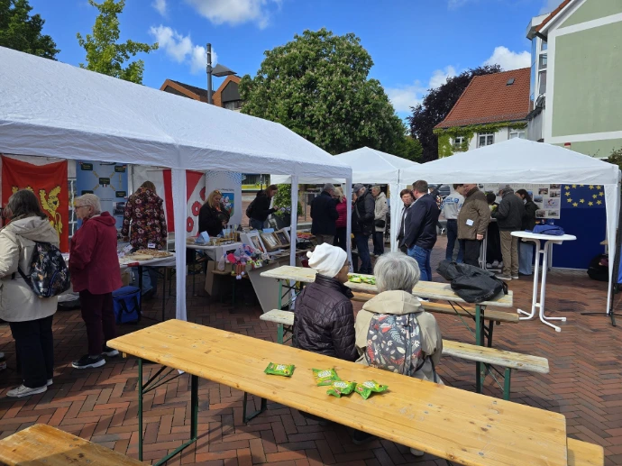Gäste beim internationalen Markt am Thie