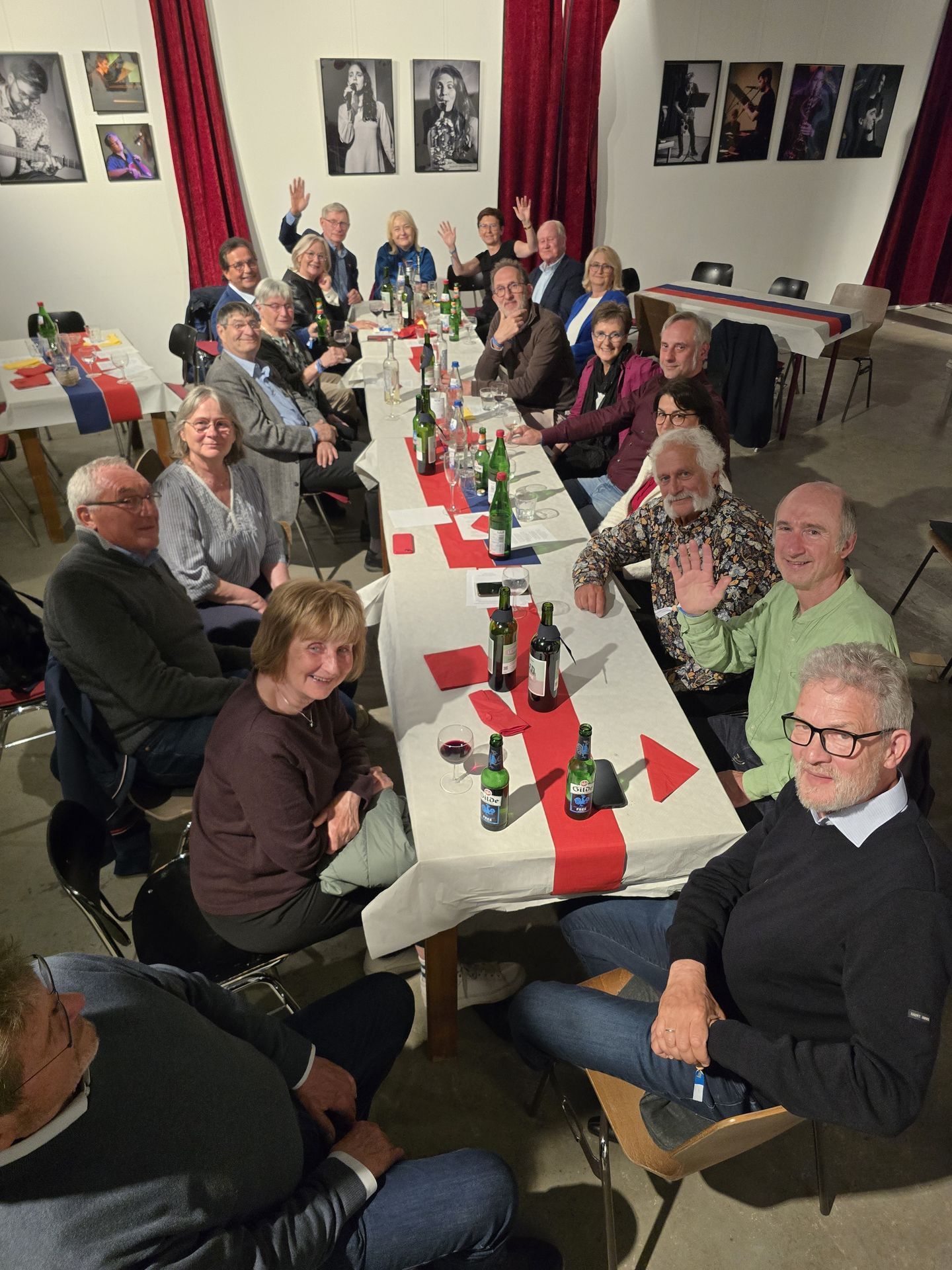 Die lange Abschlusstafel bei der Feier