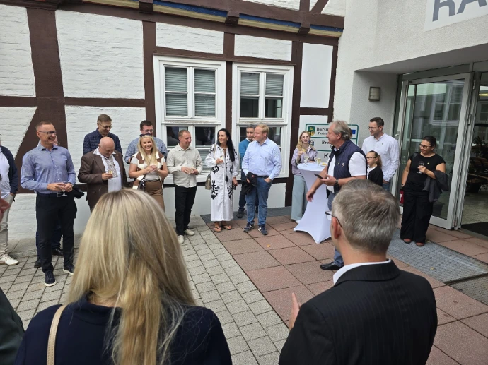 Bürgermeister und Gäste vor dem Rathaus