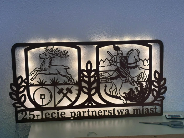 Beleuchtetes Relief mit den Wappen der Partnerstädte