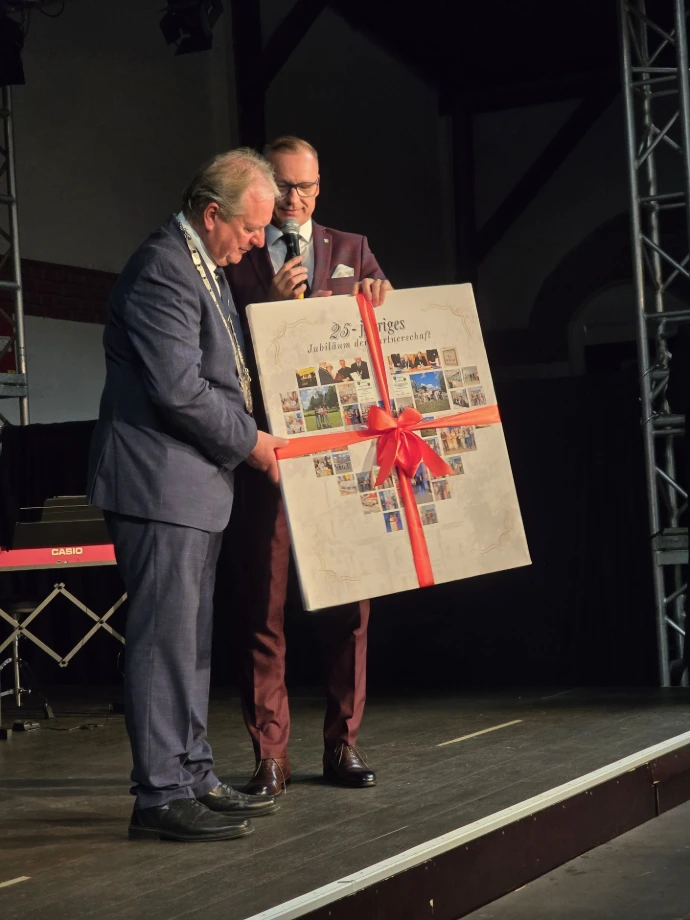 Barsinghausen empfängt aus Brzeg Dolny eine gesatltete Tafel anlässlich des Jubiläums
