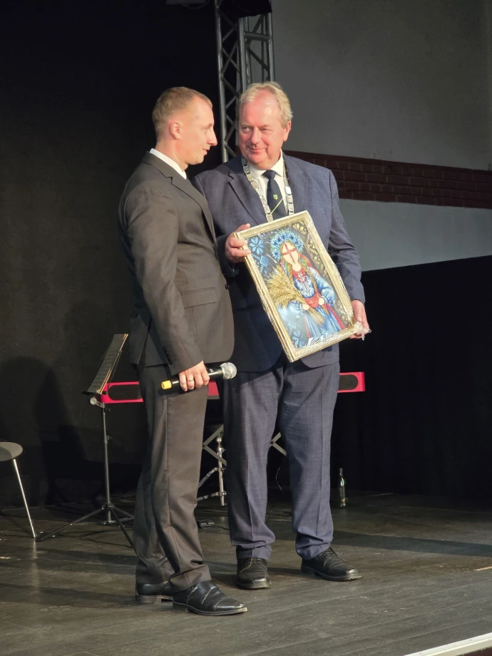 Barsinghausen erhält als Gastgeschenk aus Kovel ein kunsthandwerkliches Bild einer Schutzheiligen